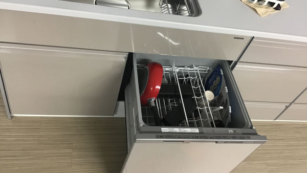 間口60㎝の食洗機は、大容量で調理器具もしっかり洗浄。